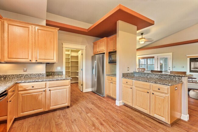 Building Photo - NW Grants Pass, Class, Style and Views!!!