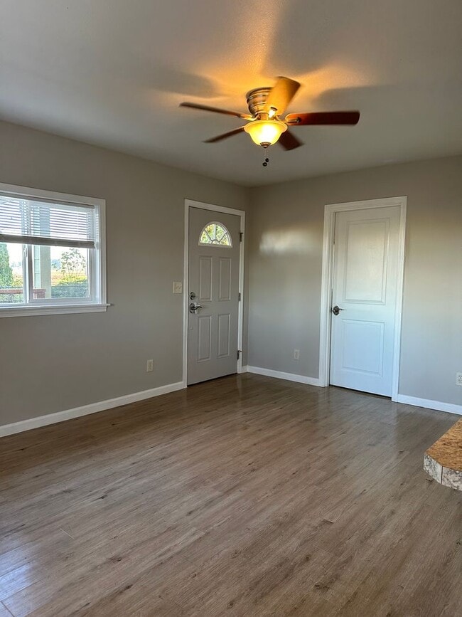 Building Photo - Updated House on 1/2 an Acre Near Spongs Landing Park! Pet Friendly!