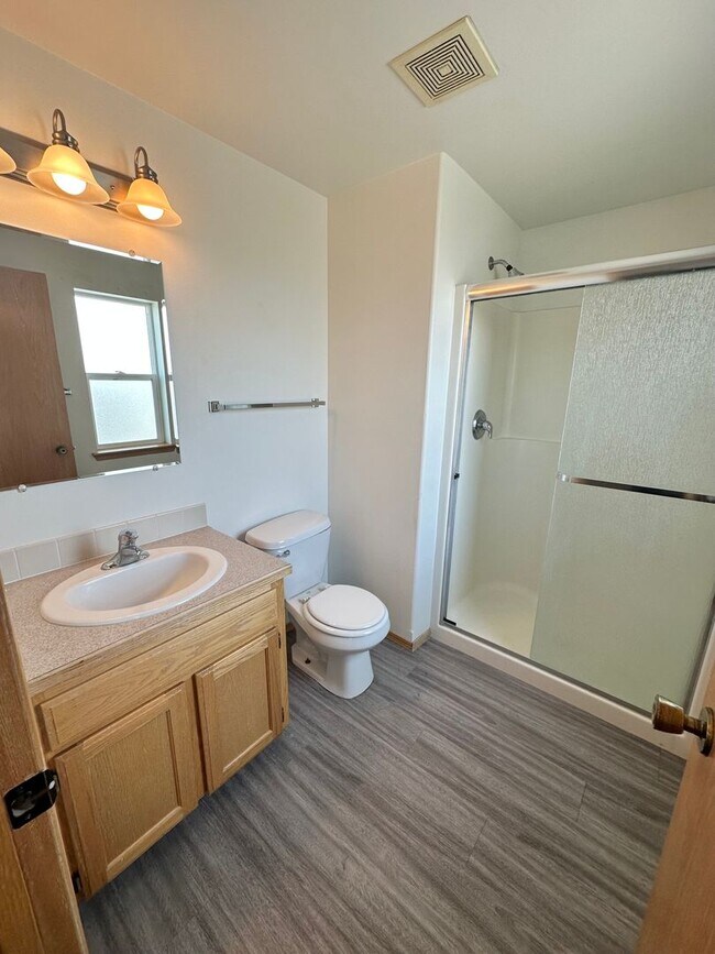 Building Photo - 4 Bedroom 3 Bathroom Home with Attached Garage, AC, and 2 Separate Living Areas!