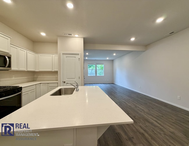Building Photo - Modern 3BR/2.5BA Townhome in Cornelius – Bonus Loft, 2-Car Garage & Move-In Ready!