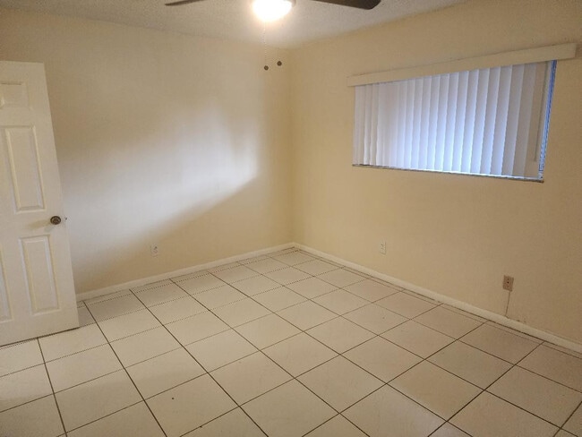 Building Photo - 3591 Inverrary Dr