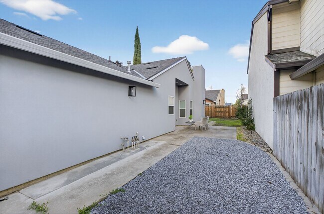 Building Photo - Bright & Spacious 3 Bed, 2 Bath Home – Must See!