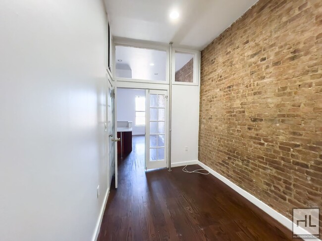 Building Photo - BEDFORD AVENUE / Spacious 3-Bed 1-Bath / G...