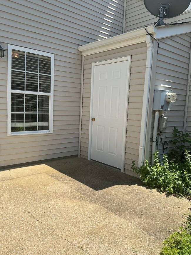 Building Photo - Move-In Ready 2-Bedroom Townhouse in the H...