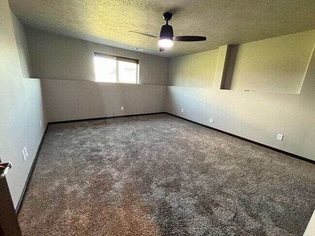 Building Photo - Gorgeous 4 Bed/3 Bath Home in Great Location!
