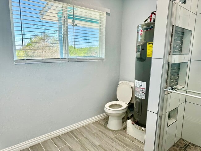 Building Photo - 2618 Creekview Dr
