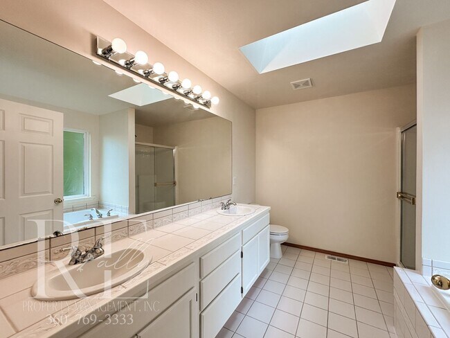 Building Photo - Fantastic Private Lakefront Rambler