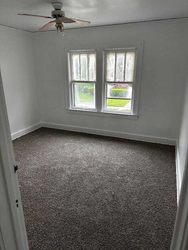 Building Photo - $1250 - Large 3 bedroom Home in Detroit