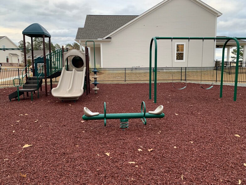 Building Photo - 425 Live Oak Dr