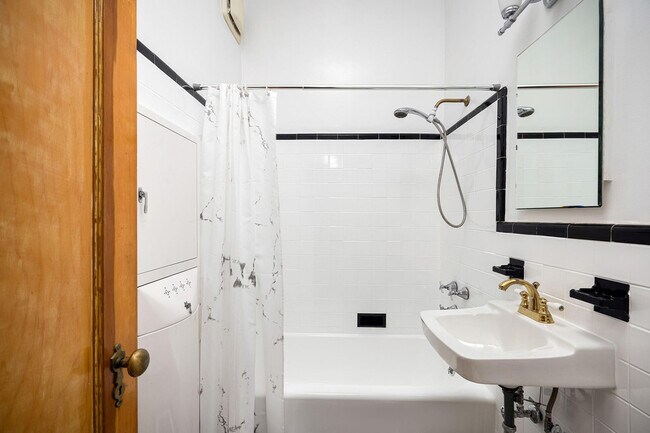 Building Photo - 346 W 17th St