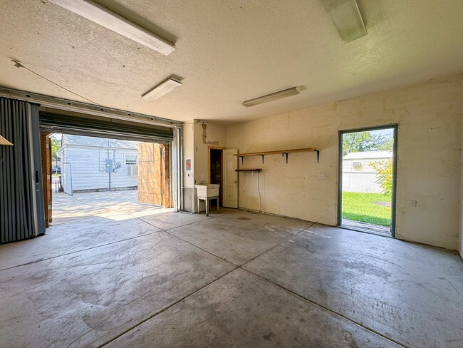 Building Photo - 1730 W Center St