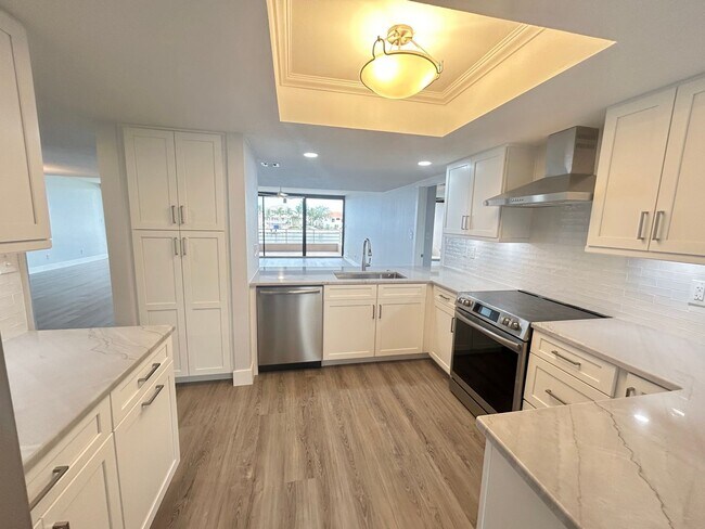 Building Photo - Beautifully Remodeled 2/2 Waterfront Unit in Gated Community!