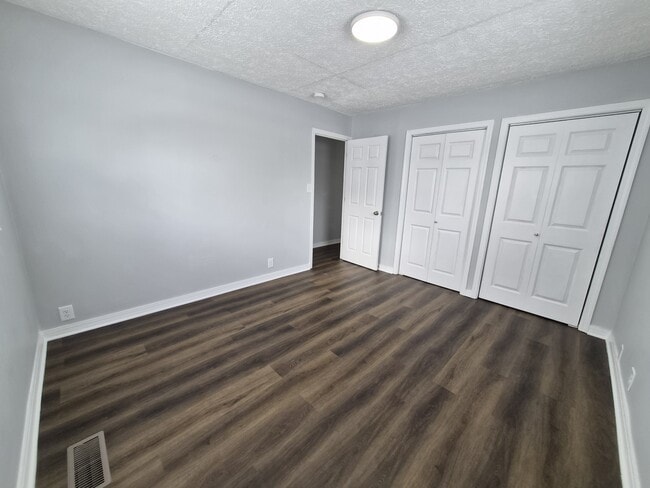 Building Photo - 484 Carol Dr