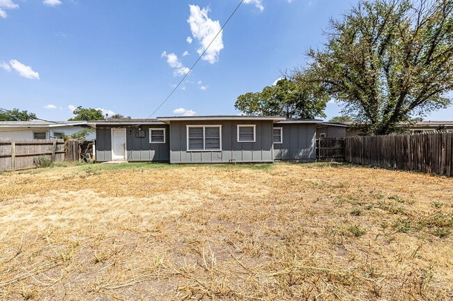 Building Photo - Charming 3 bedroom
