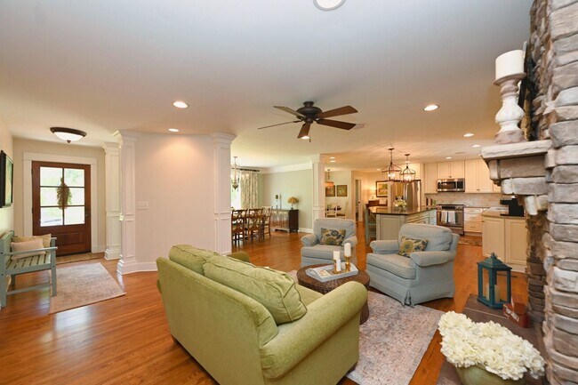 Building Photo - **RARE BRENTWOOD FIND, A MASTERCLASS IN ELEGANT SOUTHERN DESIGN**