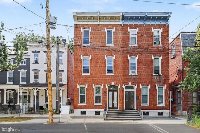 Building Photo - 136 E Lemon St