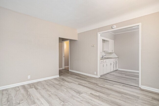Building Photo - $799-Stylish 1-Bed/1-Bath Apartment with a Fresh Makeover!