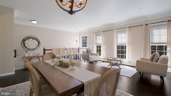 Building Photo - 303 Hilltop Ct