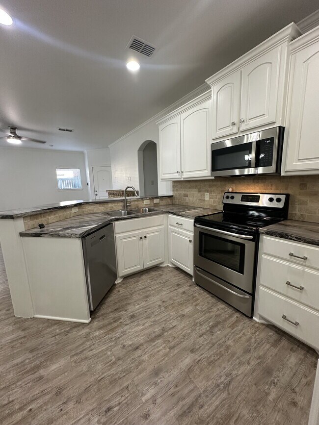 Building Photo - Beautifully Maintained Duplex - Lease Only