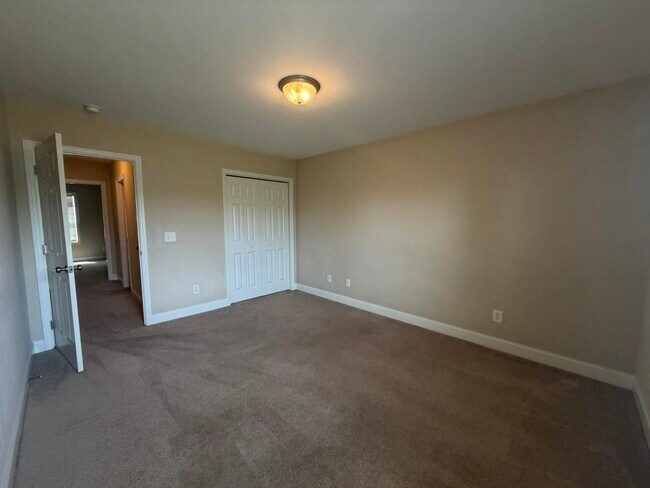 Building Photo - 2850 Foxcroft Cir