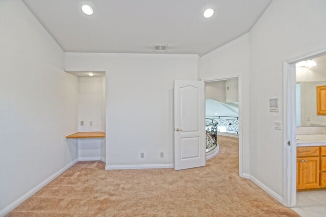 Building Photo - VERY SPACIOUS, BRIGHT & AIRY HOME W/ UNIQU...