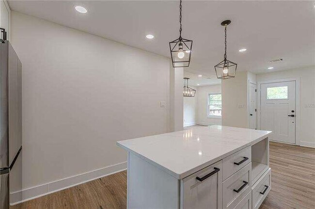 Building Photo - 525 Rosemont Dr