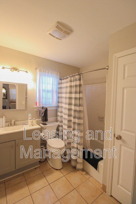 Building Photo - 867 Colony Dr