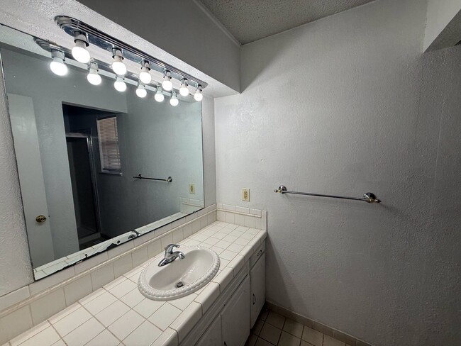 Building Photo - 2200 Hickory Dr SW