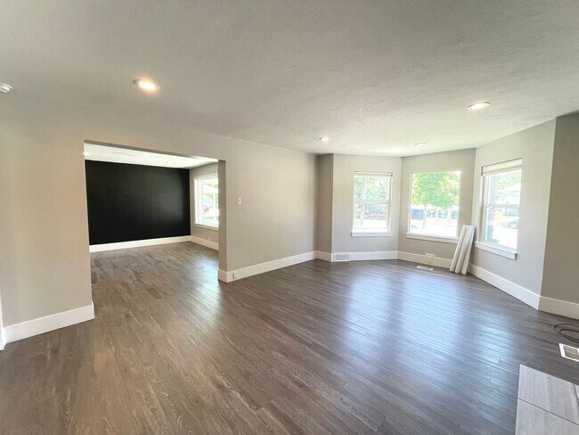 Building Photo - 2 Bed 2 Bath Provo House