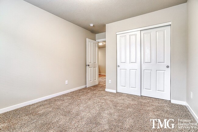 Building Photo - 3 Bedroom/2.5 Bath With Fenced Backyard, W/D Included, and AC!