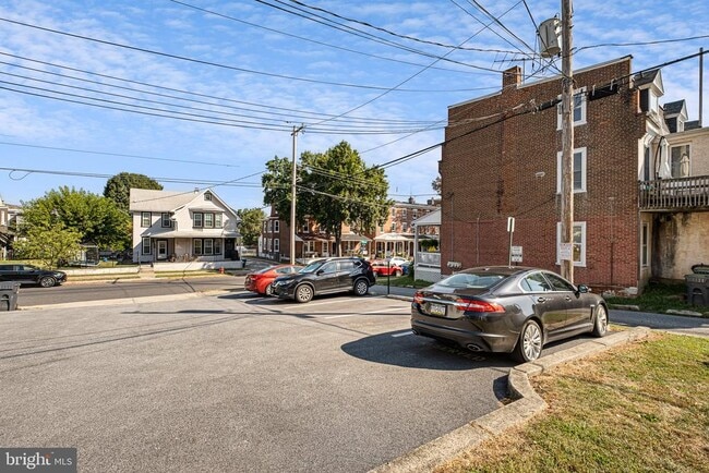 Building Photo - 305 S Main St