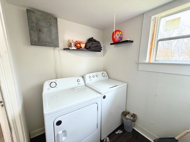 Building Photo - 302 G St