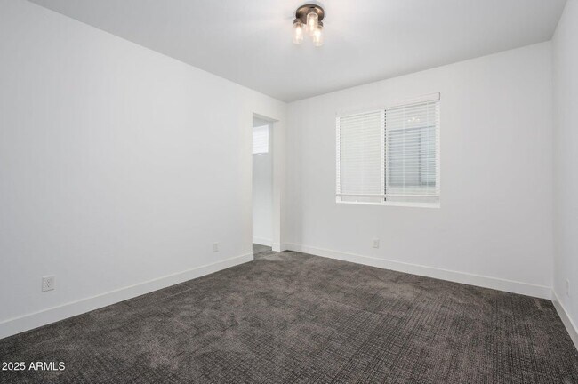 Building Photo - 1221 E Paseo Way