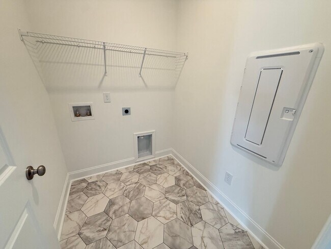 Building Photo - 3 Bedroom 2.5 Bath House in Hawthorne Land...