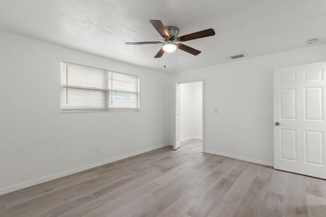 Building Photo - NEWLY RENOVATED Home For Rent in St Petersburg!