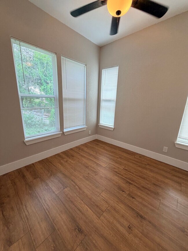 Building Photo - Beautiful Renovated Home Available for Lease!