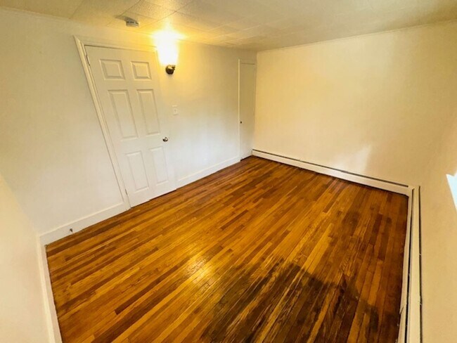 Building Photo - 2 Bedroom Townhome