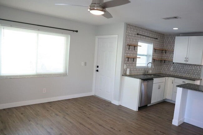 Building Photo - 6415 S Englewood Ave