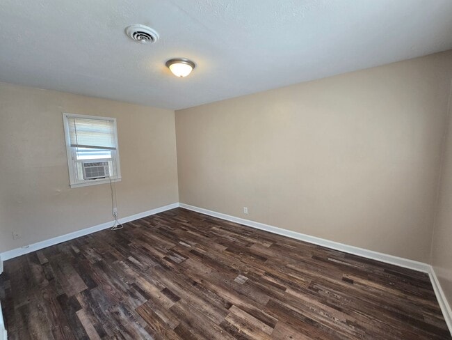 Building Photo - Charming 3 Bedrooms, 2 Full Bathroom Home!...