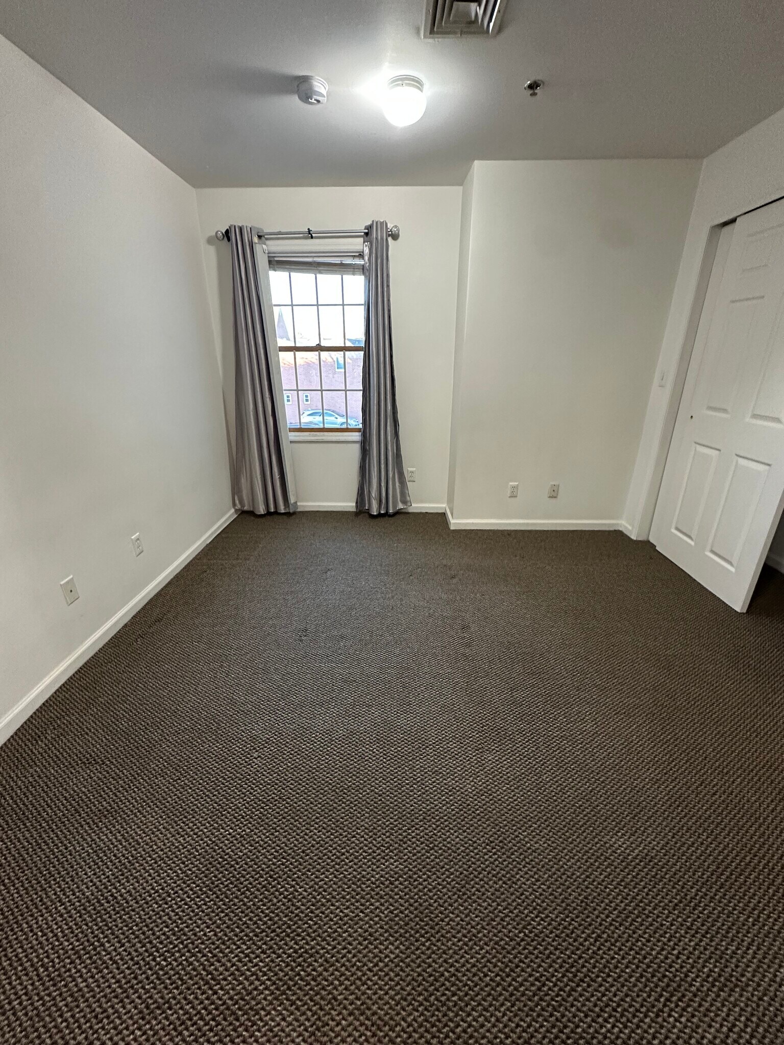 Building Photo - 405 Park Ave