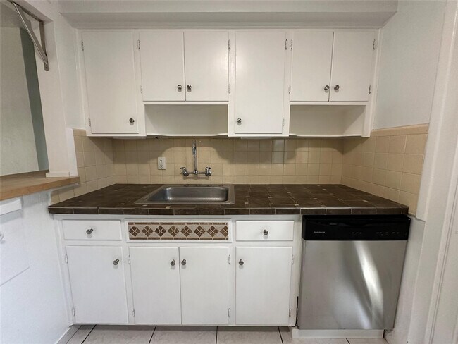 Building Photo - 1101 NE 17th Way