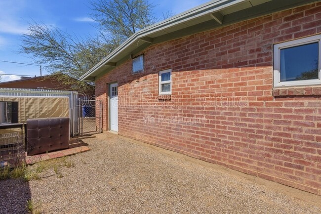 Building Photo - 3226 E Bermuda St