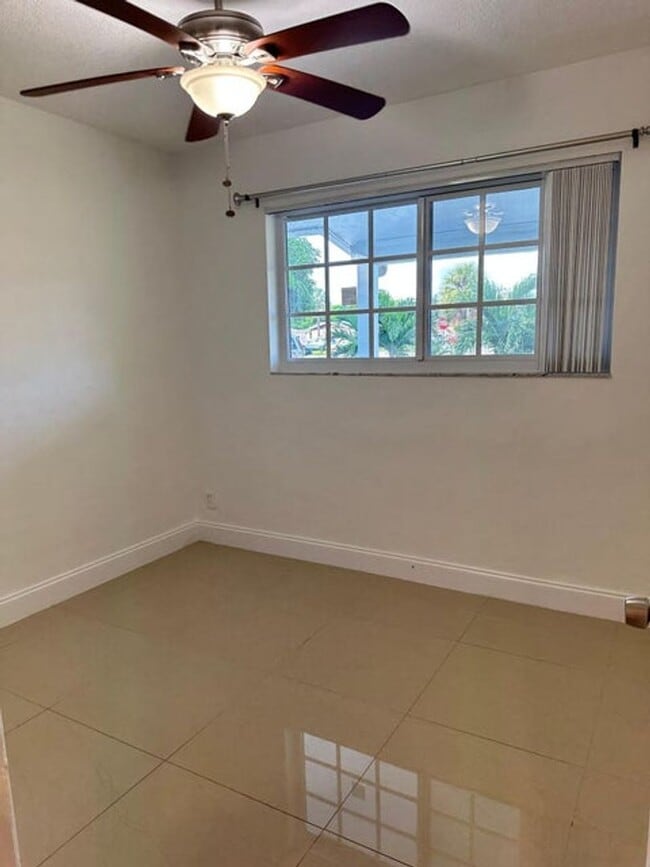 Building Photo - 104 NE 16th Ave