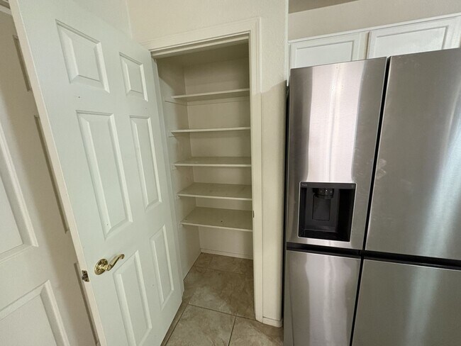 Building Photo - Riverhaven Great Central Location