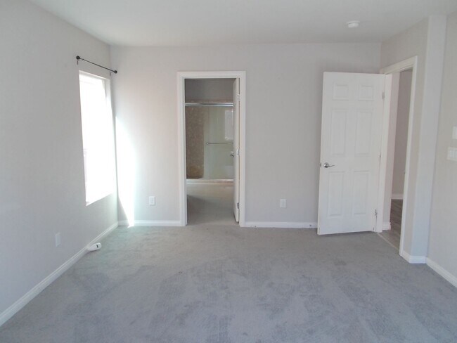 Building Photo - Modern Tri-Level Home with Spacious Layout...