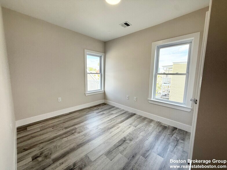 Building Photo - 10 Cawfield St
