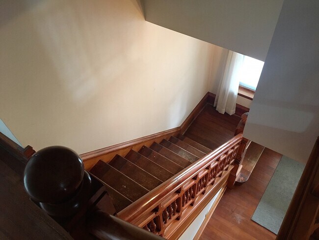 Building Photo - Northwest Area 4 Bedroom 2 Bath Bungalow