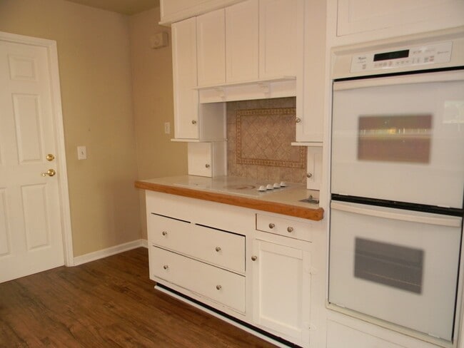 Building Photo - 352 S Pine St