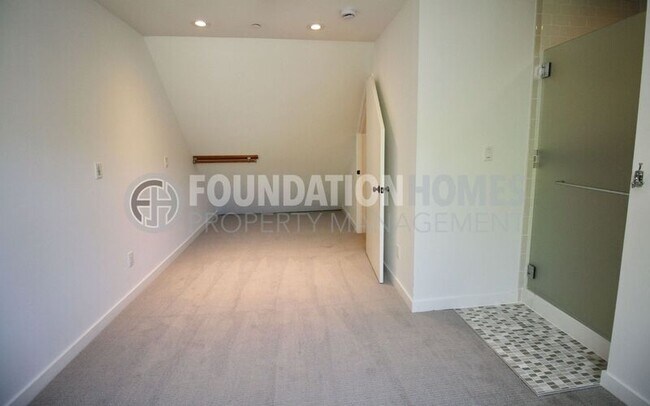 Building Photo - 2022 Fifth Ave