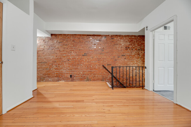 Building Photo - 2 bed/1bath Townhome on Duncan PL